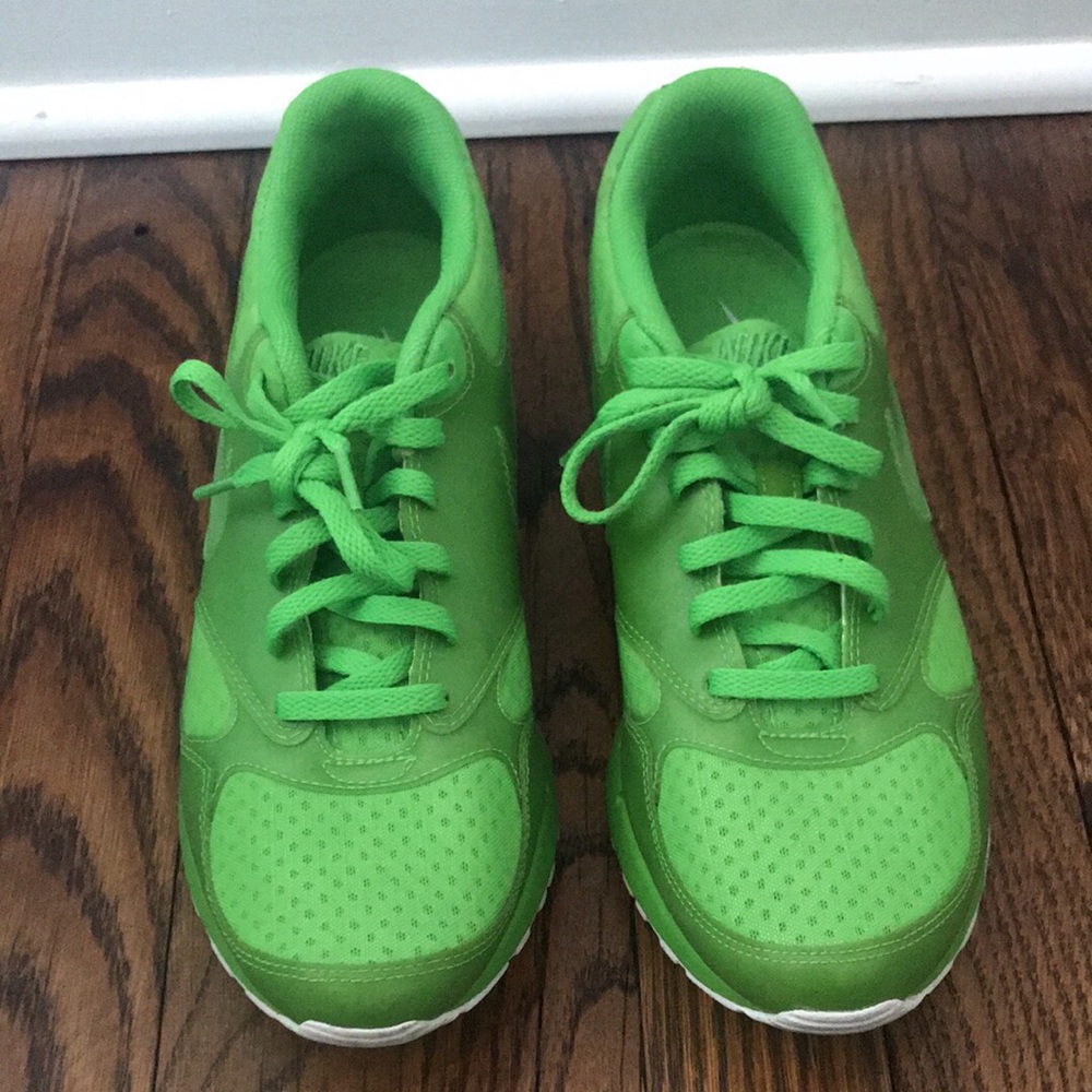 Green Nike air tennis shoes